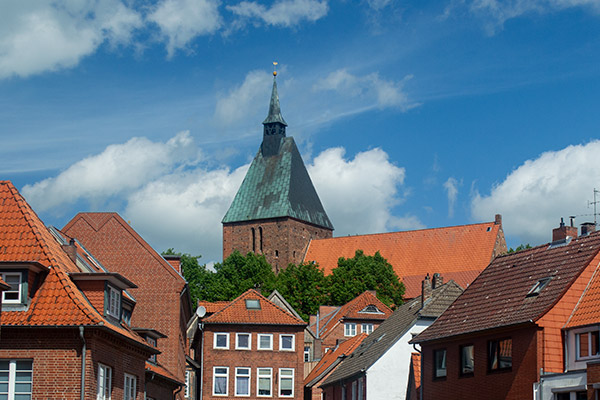 Kirken St. Nicolai er bygget på en lille bakke midt i den gamle bydel.