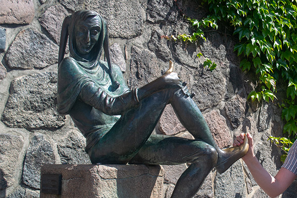 På Am Markt i Mölln sidder statuen af Till Eulenspiegel.