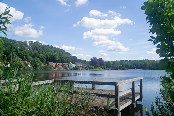 Zieglsee, Stadtsee og Schulsee omgiver byen.