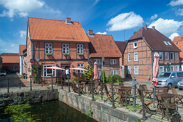 Mölln har en kompakt lille bymidte, der er omgivet af søer.