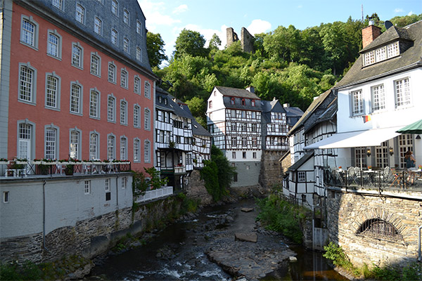 Rotes Haus var tidligere bolig for en af byens fremstående tekstilfabrikanter.