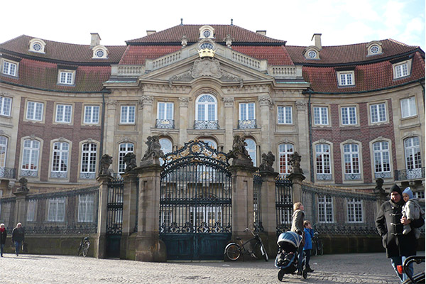Det trefløjede barokslot, Erbdrostenhof, ligger i centrum af byen i Salzstrasse