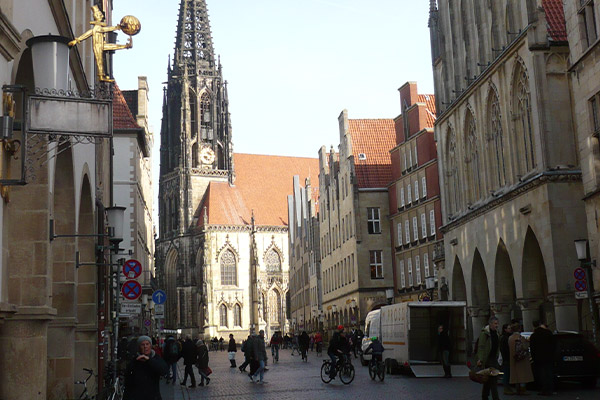 Hovedgaden Prinzipalmarkt er garneret med imponerende gavlhuse, der leder hen mod kirken St. Lamberti.