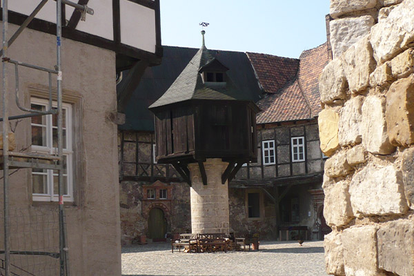 Der er mange fine og sjove detaljer i byens arkitektur. Som dette due-tårn ved 1500-talsgården Fleischhof.
