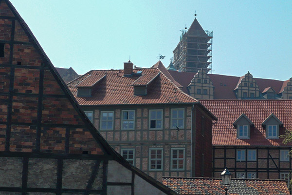 På en bakke lige uden for den gamle bydel ligger den romanske kirke St. Servatius. Kirkens spir kan ses langvejs fra.