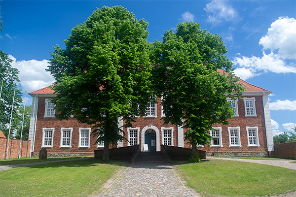 Denne fine herregård fra 1764 er bygget til hertugen af Mecklenburg-Strelitz.