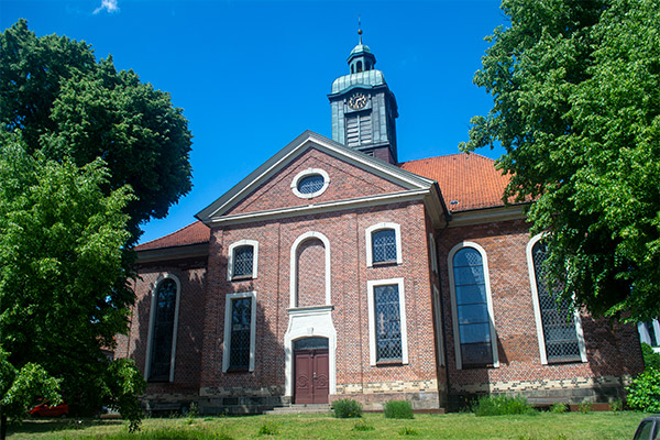 St. Petri Kirche fra 1791. Husk at kigge ind - barokkirken er udformet som en salskirke med ét stort rum