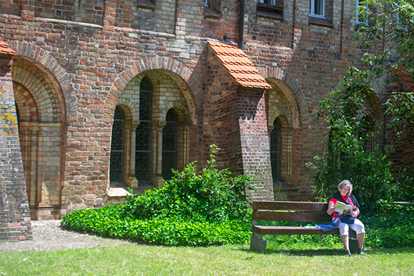 Klostergården ved Ratzeburger Dom indbyder til fred, ro og fordybelse.