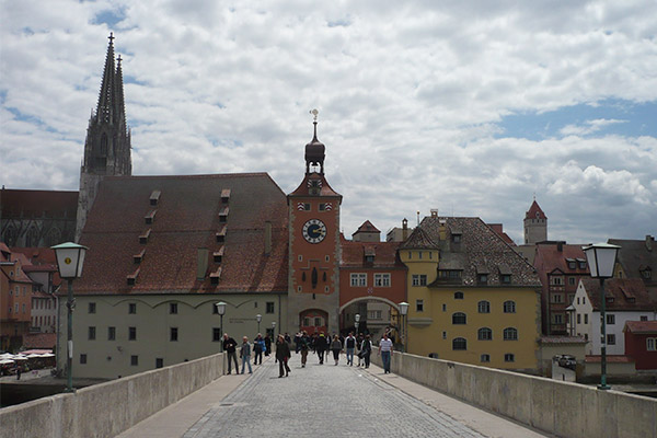 1200-talsbroen Steinerne Brücke krydser Elben og forbinder den gamle by med bydelen Stadtamhof.