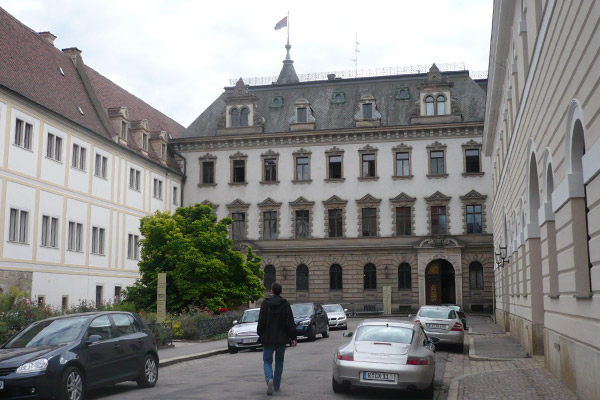 Slottet St. Emmeram ligger i centrum af byen og tilhører den rige fyrstefamilie Thurn und Taxis.