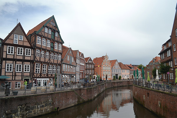 Smukke købmandshuse flankerer havnen i Stade.