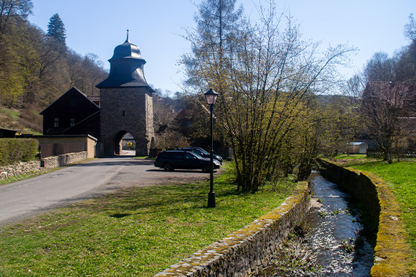 En bevaret byport fører ind til Stolberg.