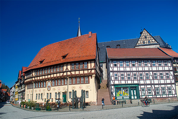 Byens rådhus er opført i 1400-tallet.
