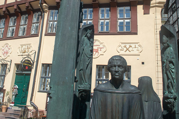 Det berømte bysbarn, Thomas Müntzer, mindes på byens torv