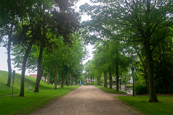 Slotsparken husede frem til 1735 slottet Tønninghus. I dag er der kun en miniaturemodel tilbage.