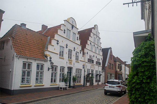 Der ligger flere velbevarede huse i Tönnings gader.