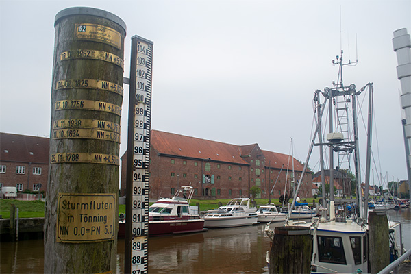 Stormflodssøjlen viser, hvor højt vandet  har stået i havnen gennem tiderne.