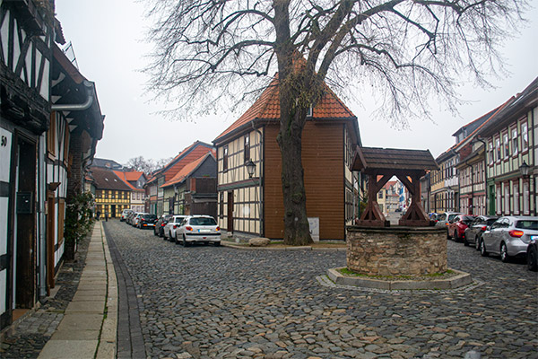 Brosten og bindingsværk sørger for et hyggeligt bymiljø i Wernigerode.