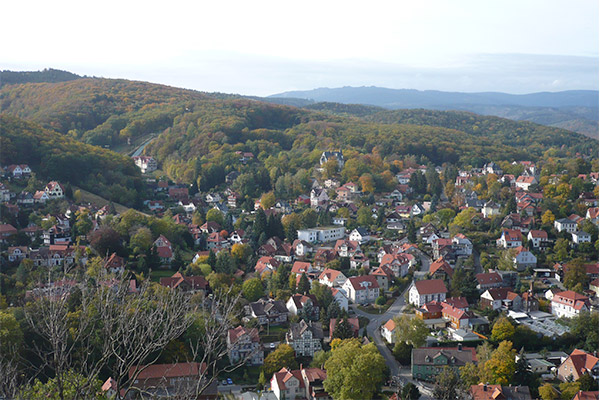 Fra terrassen ved slottet er der en fin udsigt over Harzens skove og bakker.