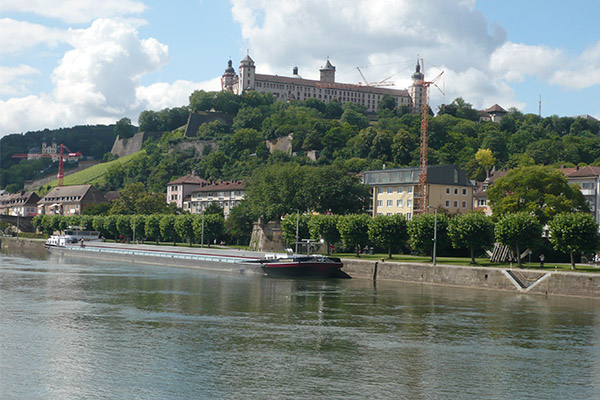 Festung Marienberg troner over byen.