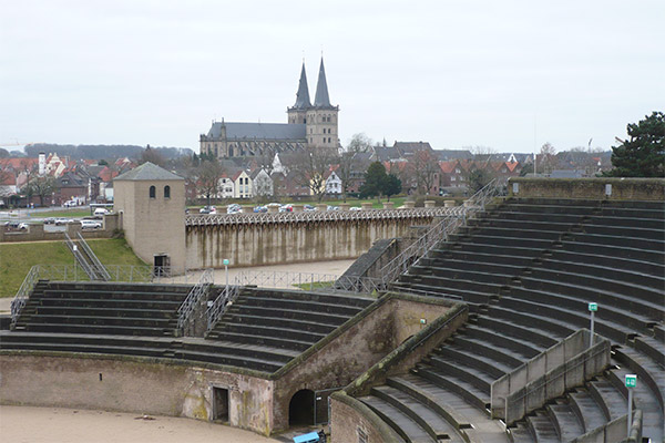 Fra de restaurerede ruiner af den romerske by kan man kigge ind over det moderne Xanten.