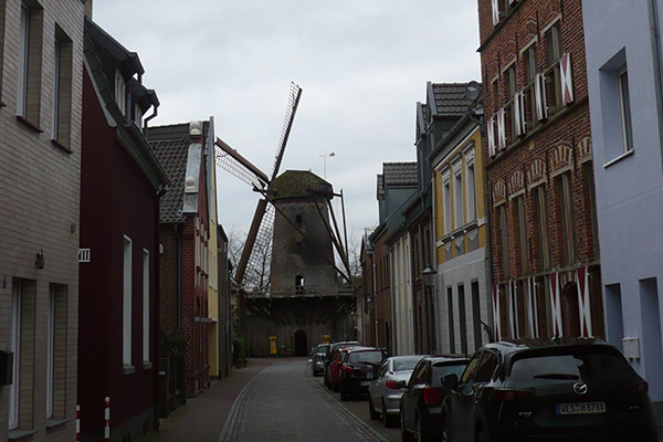 Kremhild-Mühle ligger ved bymuren og er stadig i funktion.