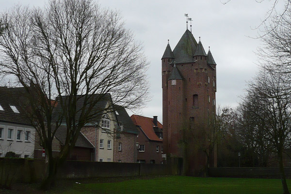 Den dobbelte byport, Klever Tor, har siden 1393 ledt besøgende ind til byen.