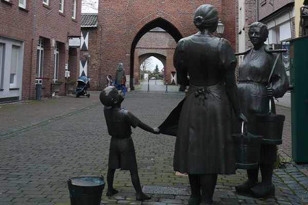 Skulpturen Frauen an der Wasserpumpe.