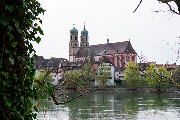 Bad Säckingens skyline set fra byen Stein i Schweiz.