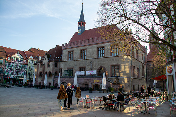 Rådhuset ligger centralt placeret på byens markedsplads og har rødder tilbage til 1200-tallet.