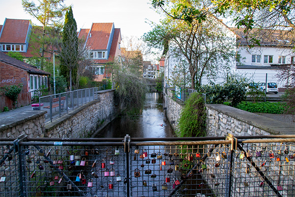 Byen gennemskæres af kanalen Mühlengraben. Flere steder kan man spadsere langs vandet.