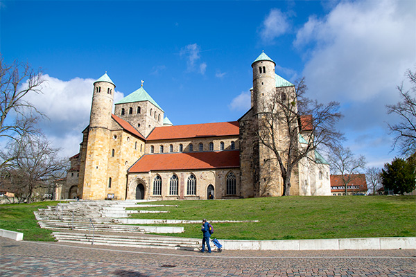 Michaeliskirche troner smukt på en bakke i Hildesheim.