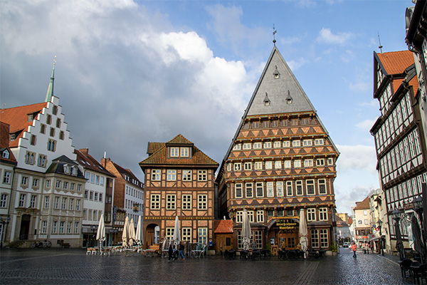 Markedspladsen i Hildesheim er smukt restaureret efter slemme skader oven på 2. Verdenskrig. Blandt andet stråler det smukke bindingsværkshus Knochenhaueramtshaus (th.).