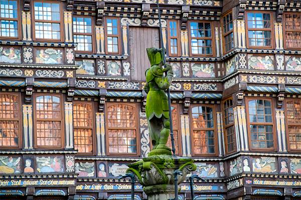 Rolandfiguren troner på toppen af brønden, som har stået på markedspladsen siden 1500-tallet.