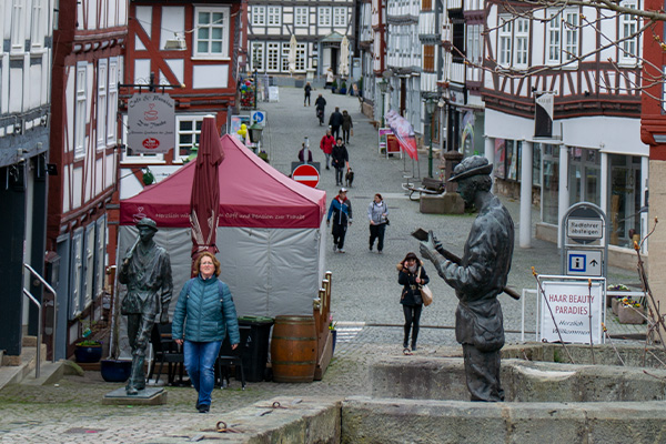 Statuer af skovhuggere på Bartenwetzer-broen vidner om byens fortid