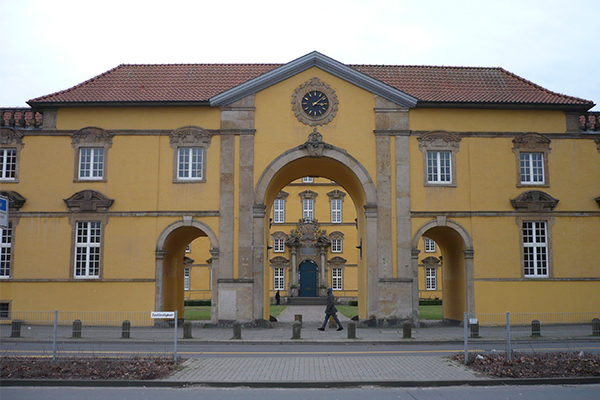 Schloss Osnabrück gemmer på en imponerende barokhave.