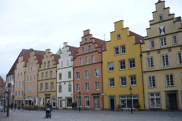 Der er mange farverige gavlhuse i centrum.