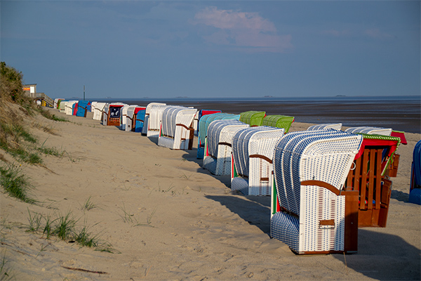 Der er fine, lange strande ved eksempelvis Nieblum og Wyk - med masser af strandstole.
