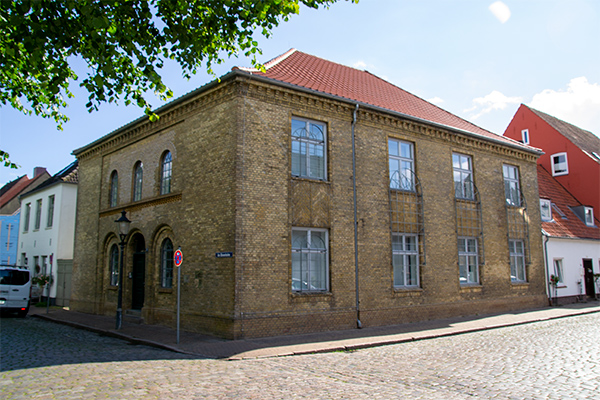 Det religiøse frisind gav også plads til en synagoge og en jødisk menighed. Efter 2. verdenskrig forlod jøderne dog byen, og synagogen er i dag omdannet til kulturhus.