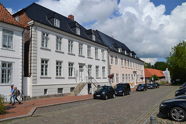 Kommandantboligen blev Kong Christian den 7.'s endestation. Han fik et slagtilfælde her i 1808.