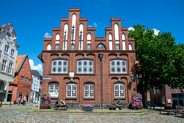 Rådhuset fra 1566 huser i dag byrådet og turistinformationen.