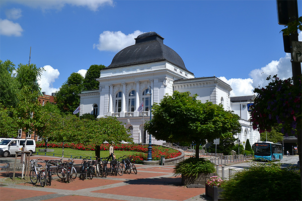 Byens fine teater er opført i 1901.