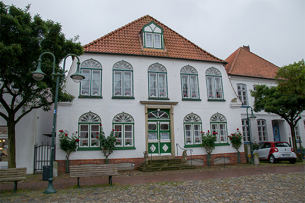 Omkring kirken og markedspladsen står der flere flotte borgerhuse fra byens storhedstid.