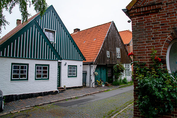 I de små stræder omkring kirken ligger der flere hyggelige byhuse.