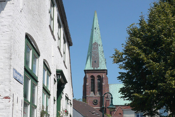 St. Johannis' kirketårn er synligt på lang afstand.