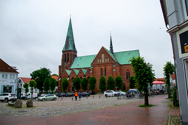 St. Johannis betegnes ofte som "Meldorfer Dom" på grund af sin anseelige størrelse.