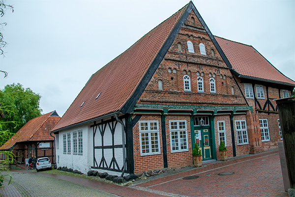 Alte Pastorat er et historisk bygningskompleks, der i dag fungerer som væveri.
