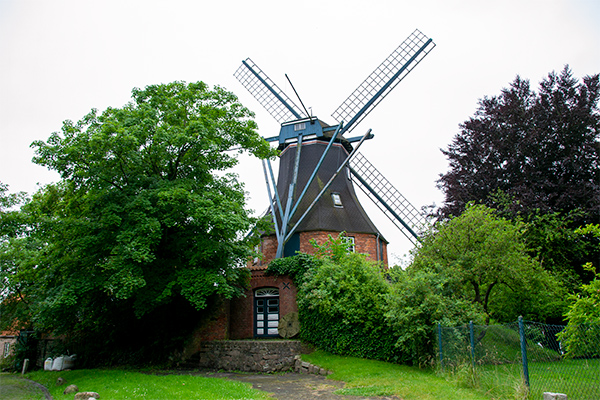 I den nordlige del af byen står denne mølle fra 1862.