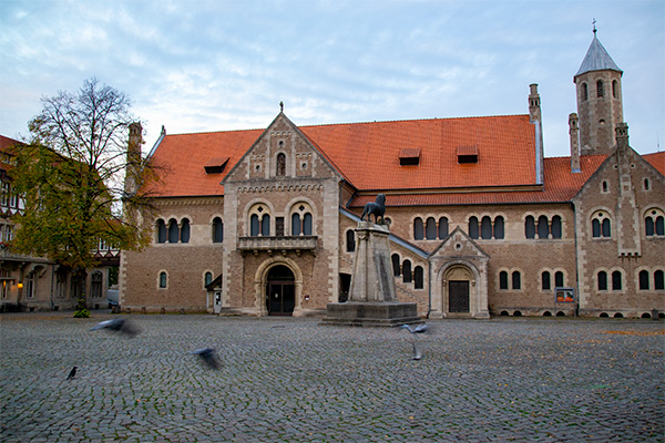 Burg Dankwarderode er opført i 1100-tallet og ombygget i renæssancestil i 1600-tallet.