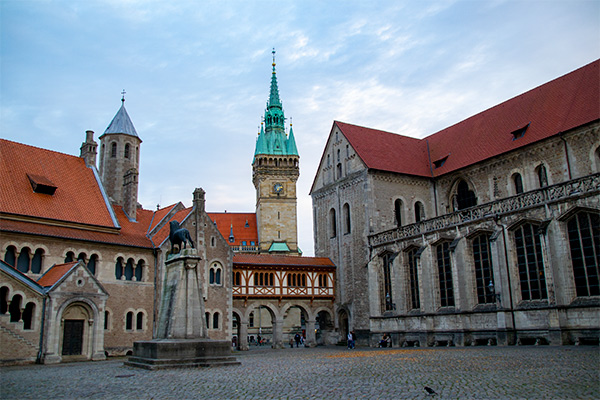 Burgplatz er byens mest stemningsfulde plads.